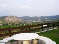 anlage6   Eine Sitzgruppe mit Blick zum Rotenfels